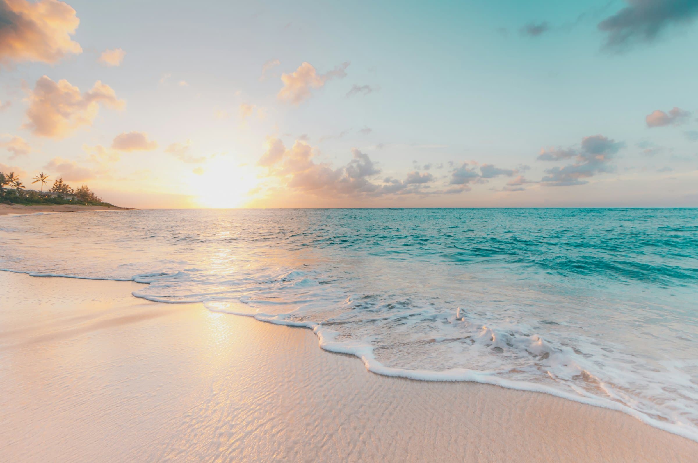 Praia de águas turquesa ao nascer do sol